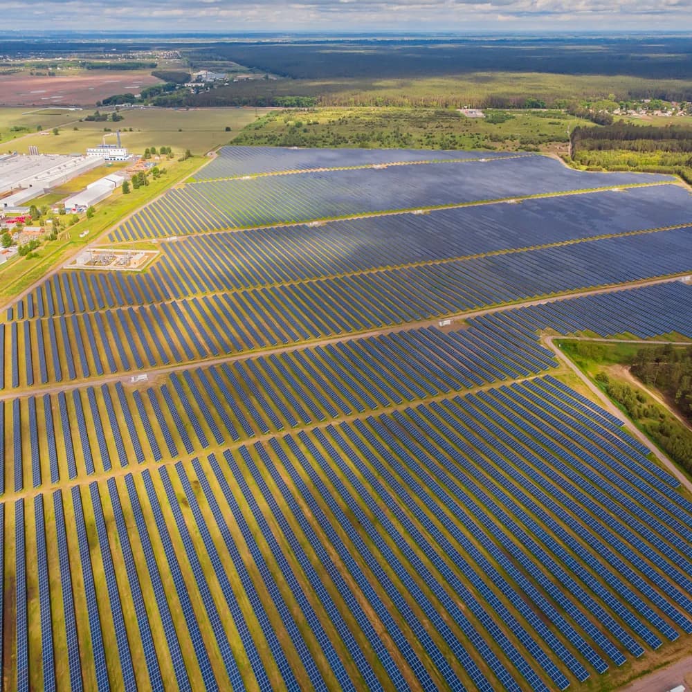 Vista aérea de uma usina solar de grande porte